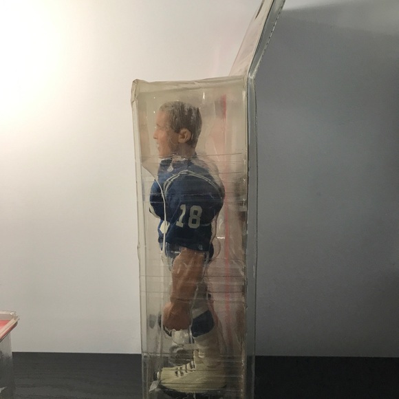2005 NFL, Peyton Manning Indianapolis Colts #18 Football Action Figure. - Picture 9 of 11